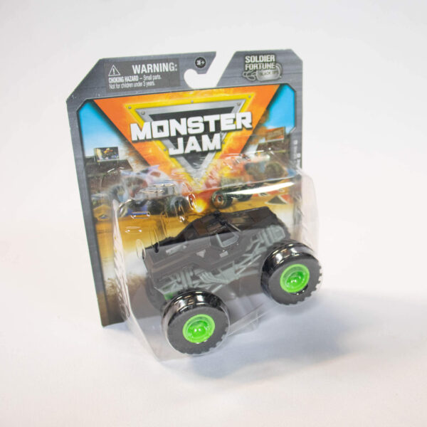 Carrinho Monster Jam Soldier Fortune Black Ops.